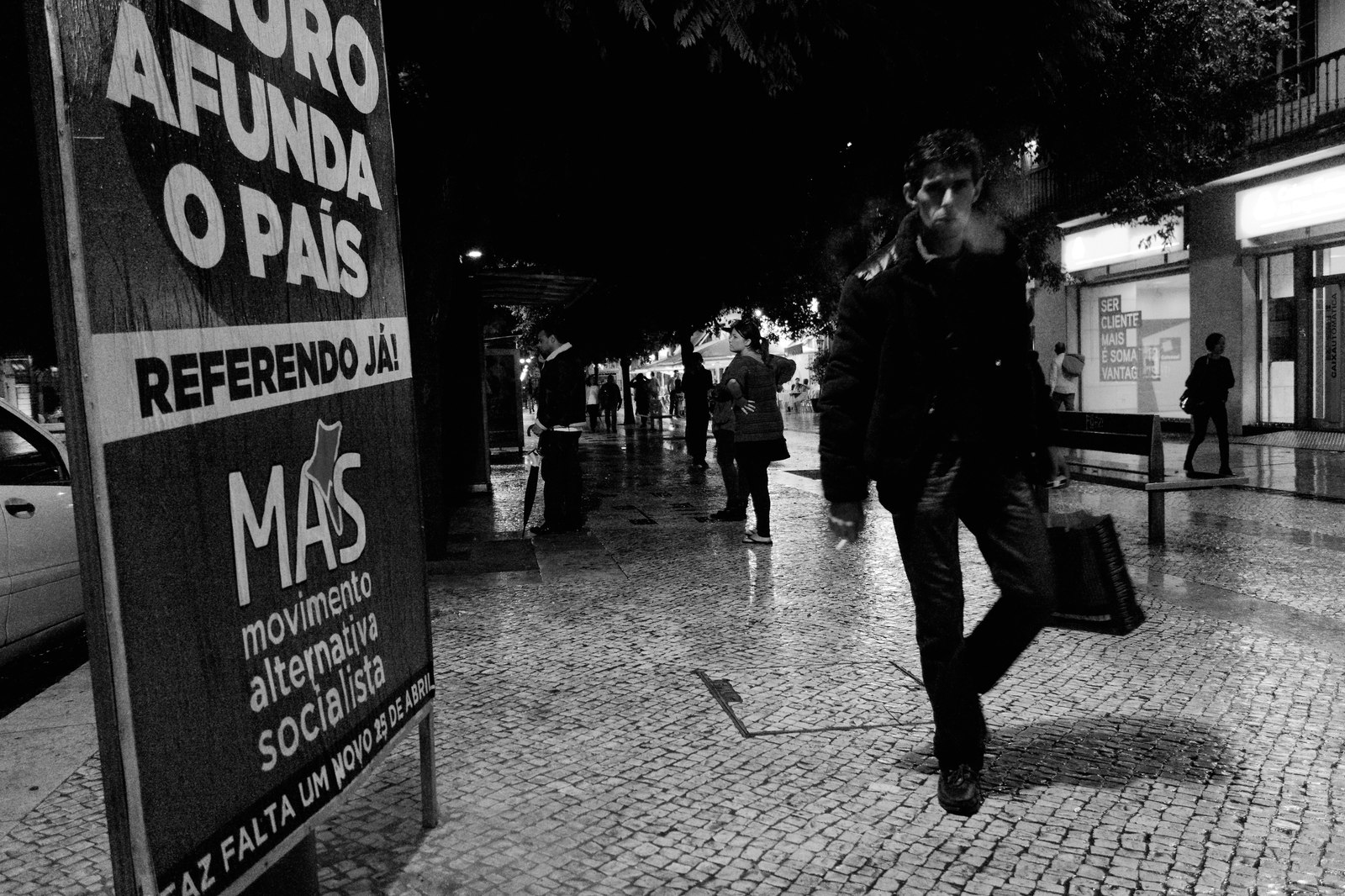 A cigarette before going down to the subway