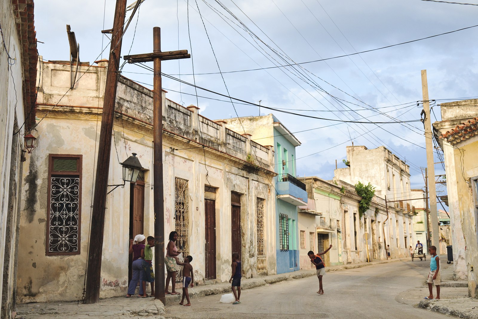 Um fim de dia tranquilo na zona de Regla, em Havana.